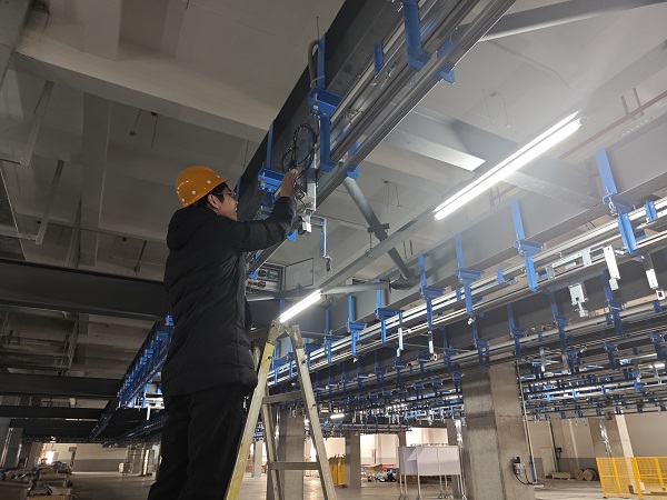 6. 浙江杭州，北自科技陳凱在化纖懸掛線項(xiàng)目上檢查電氣線路.jpg