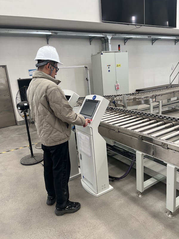 8. 江蘇常州，北自藍(lán)邦周褚飛在操作輻照設(shè)備.jpg