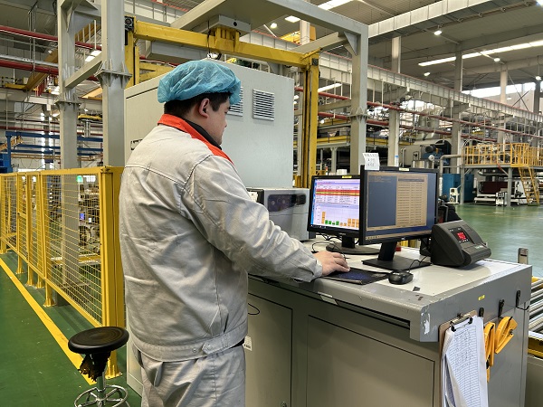 7. 江蘇常州，長(zhǎng)江院常州科技韓金城在無(wú)紡布車(chē)間操作自動(dòng)包裝機(jī)器人.jpg