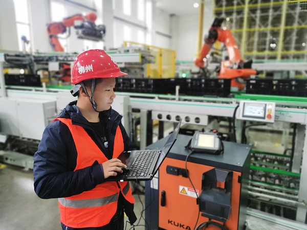 3. 廣西柳州，專(zhuān)用電路事業(yè)部金富強(qiáng)正在電芯成品緩存輸送系統(tǒng)項(xiàng)目中進(jìn)行設(shè)備調(diào)試.jpg