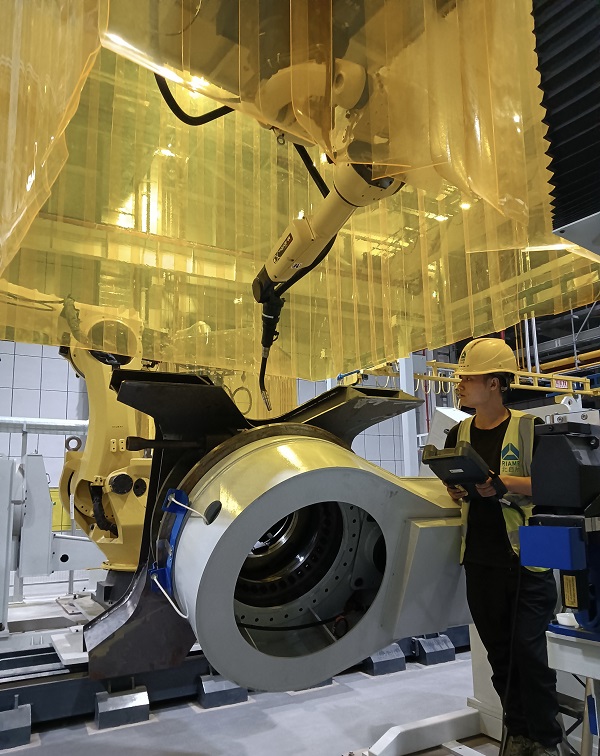 5. 山西太原，機(jī)器人事業(yè)部趙海如在挖焊接生產(chǎn)線上進(jìn)行焊接工藝調(diào)試.jpg